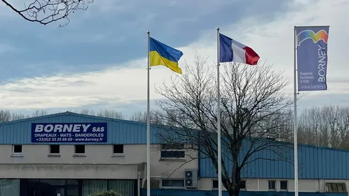 Dans l’Orne, on fabrique des drapeaux ukrainiens et... russe